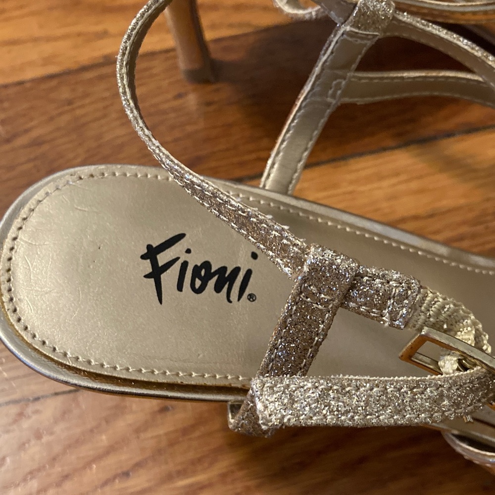 FIONI Women's Gold Strappy Heels 7.5 Wide - Picture 3 of 6